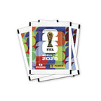 Tres sobres oficiales Panini FIFA World Cup 2026 con el trofeo de la Copa del Mundo