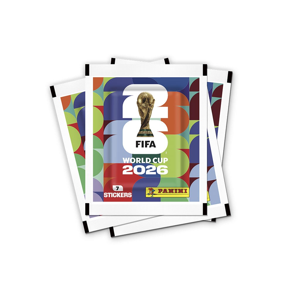 Tres sobres oficiales Panini FIFA World Cup 2026 con el trofeo de la Copa del Mundo
