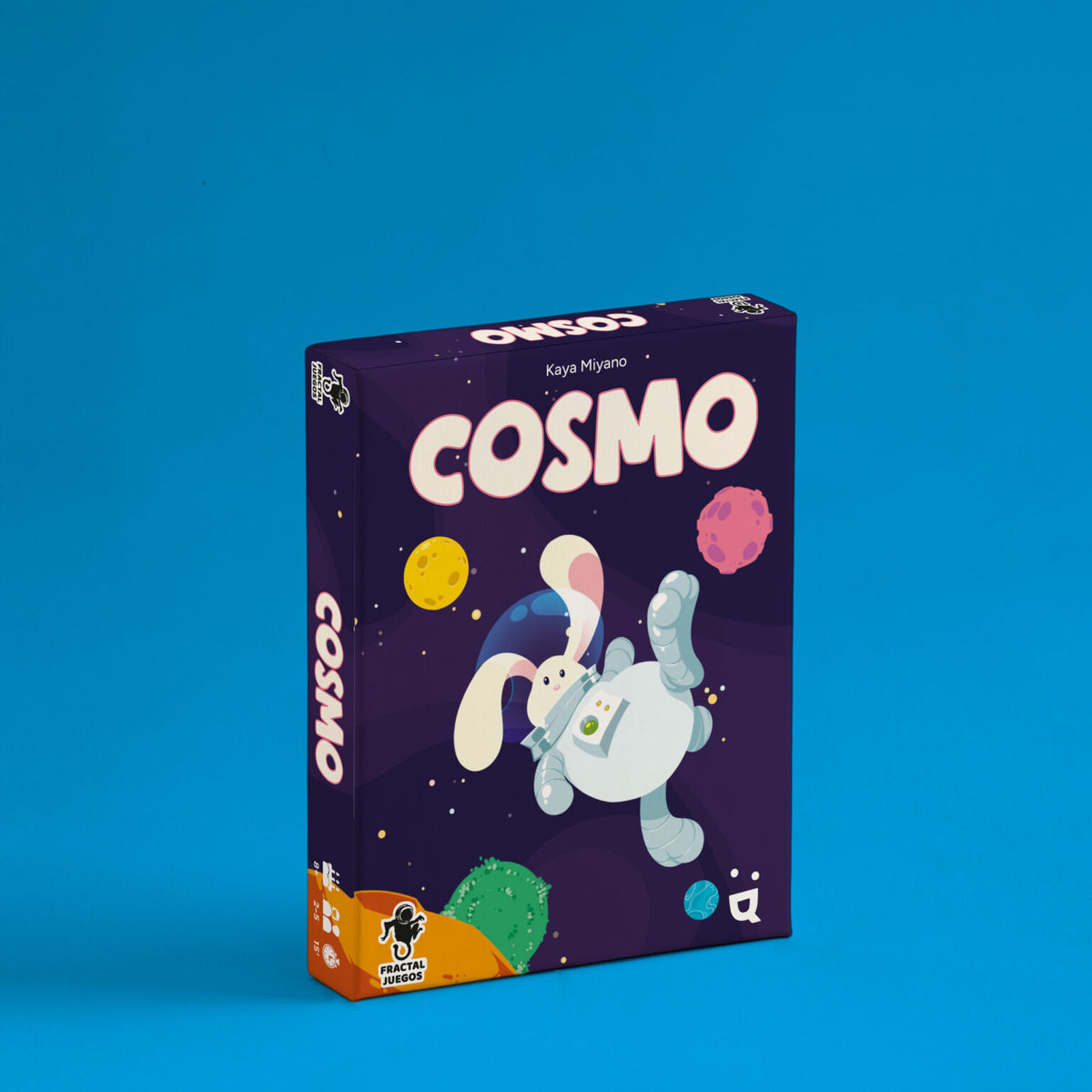 Caja del juego de cartas Cosmo de Fractal Juegos con un conejo astronauta en el espacio