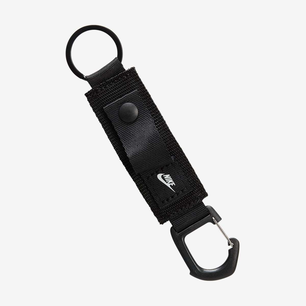 Nike Club Key Holder en ángulo mostrando el Swoosh y el clip de enganche