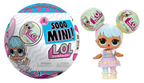 Esfera L.O.L. Surprise! Sooo Mini! junto a una muñeca con minibolas en el peinado