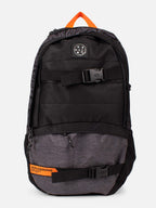 Mochila negra Maui and Sons con correas de sujeción frontales y logo, vista de frente
