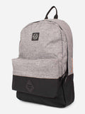 Mochila Maui and Sons gris melange con base negra y bolsillo frontal, vista lateral