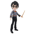 Muñeco Harry Potter de cuerpo entero con uniforme de Gryffindor sosteniendo la varita