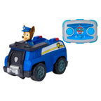 Vehículo de policía de Chase azul junto a su control remoto