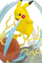 Pokémon Estatua de Colección Deluxe Pikachu 33 cm con Iluminación – vista 3