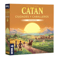 Caja en 3D de Catan Ciudades y Caballeros, expansión de Devir con paisaje al atardecer
