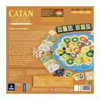 Reverso de la caja con tablero de Catan, caballeros, cartas y datos de 3 a 4 jugadores