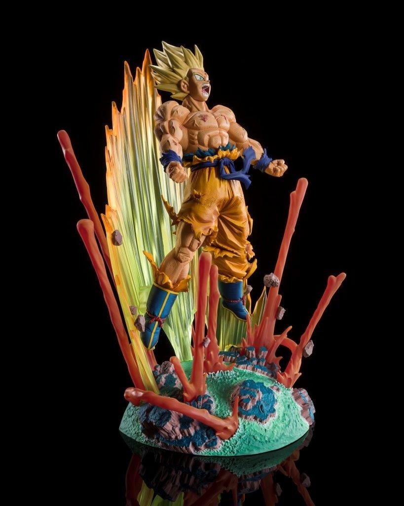 Vista lateral de la estatua Figuarts ZERO Extra Battle Son Goku Super Saiyajin con aura
