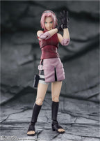 Sakura Haruno S.H.Figuarts ajustándose el guante en pose de combate