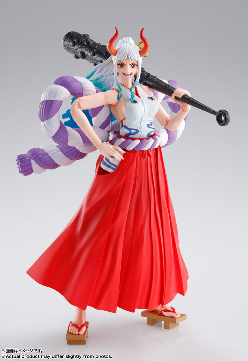 Figura S.H.Figuarts Yamato de One Piece con su garrote al hombro y hakama roja