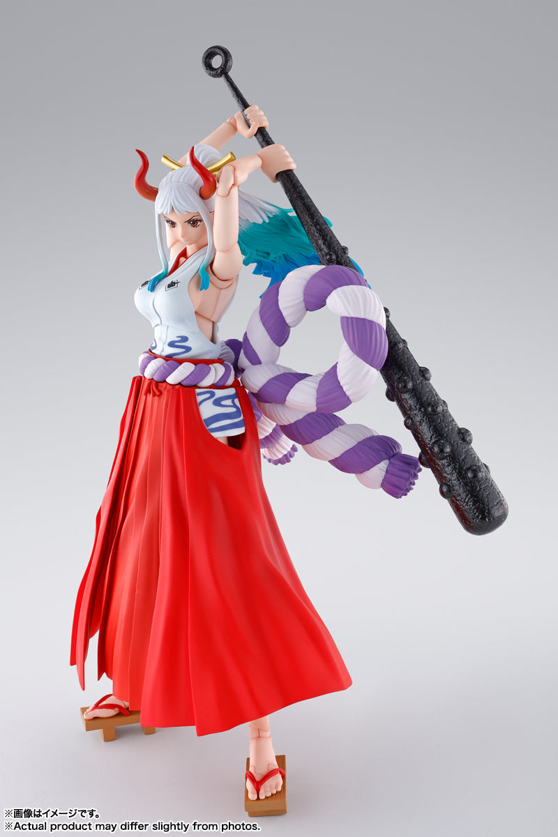 Yamato S.H.Figuarts levantando el garrote kanabo sobre la cabeza