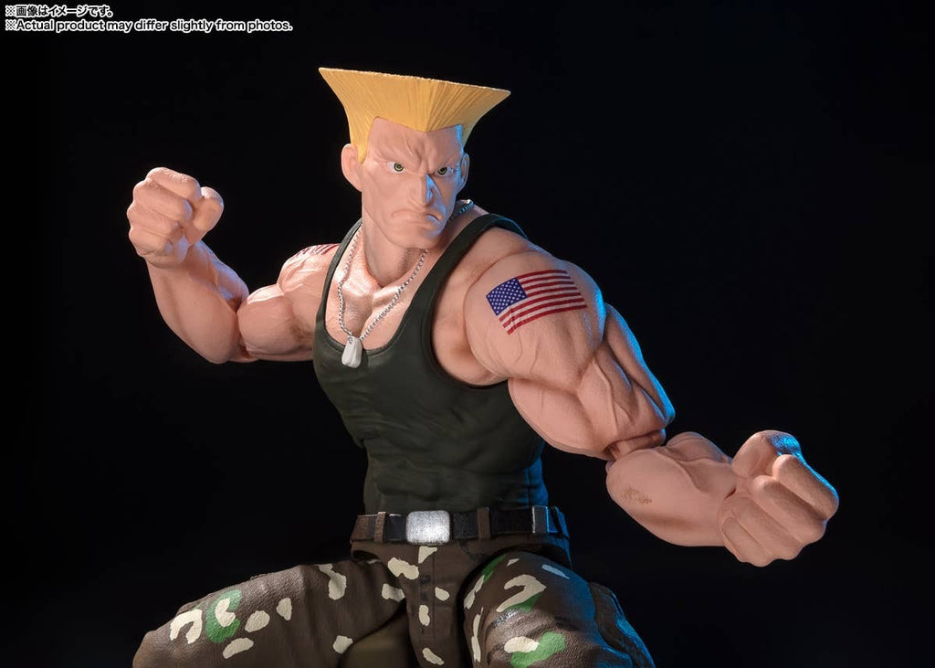 Detalle del torso de Guile Outfit 2 S.H.Figuarts: camiseta verde, placa y pantalón camuflado