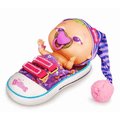 Zapatilla Beth's Shoezzz de The Bellies con un Bellie durmiendo adentro, vista en diagonal