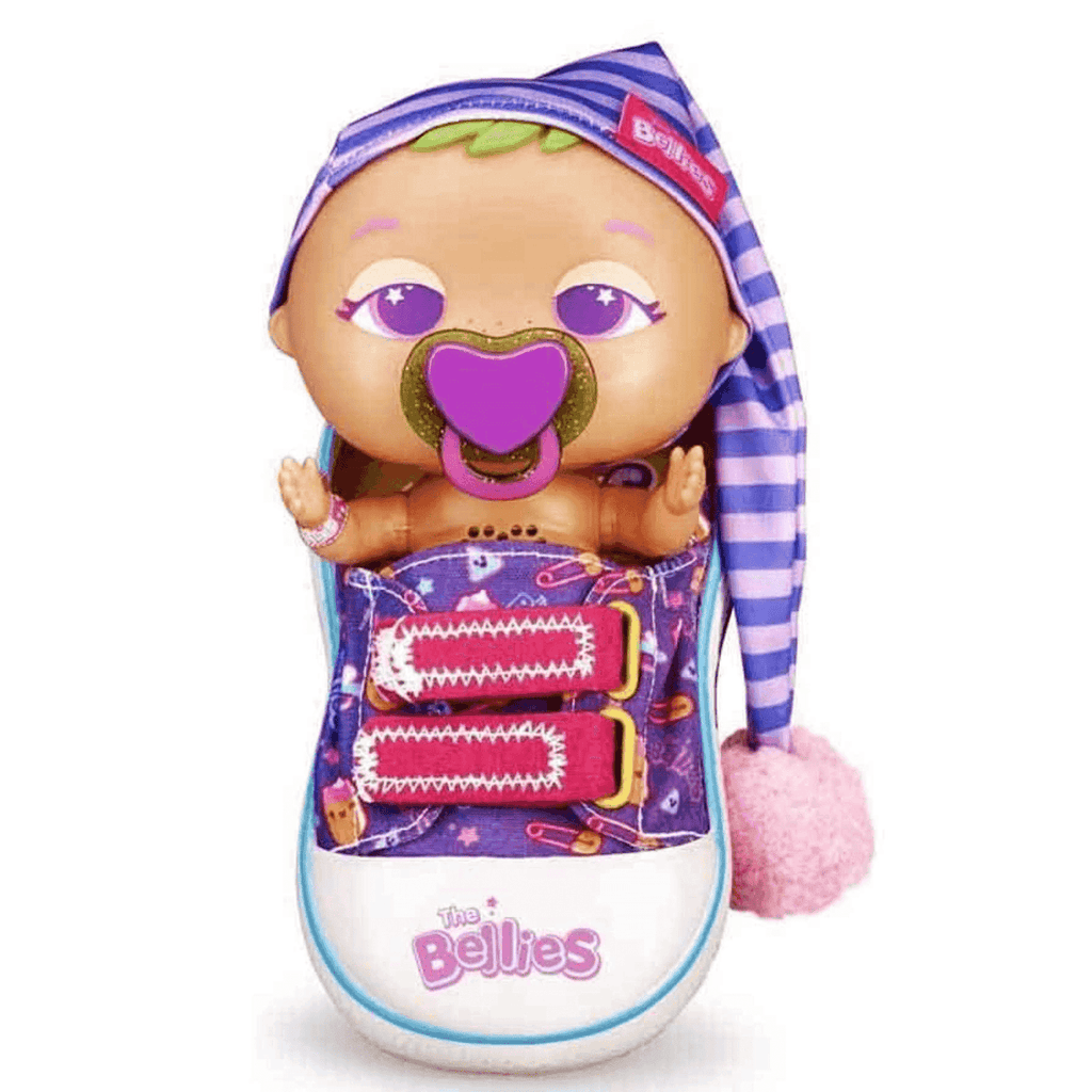 Vista frontal de la zapatilla cama morada de The Bellies con gorro de dormir rayado