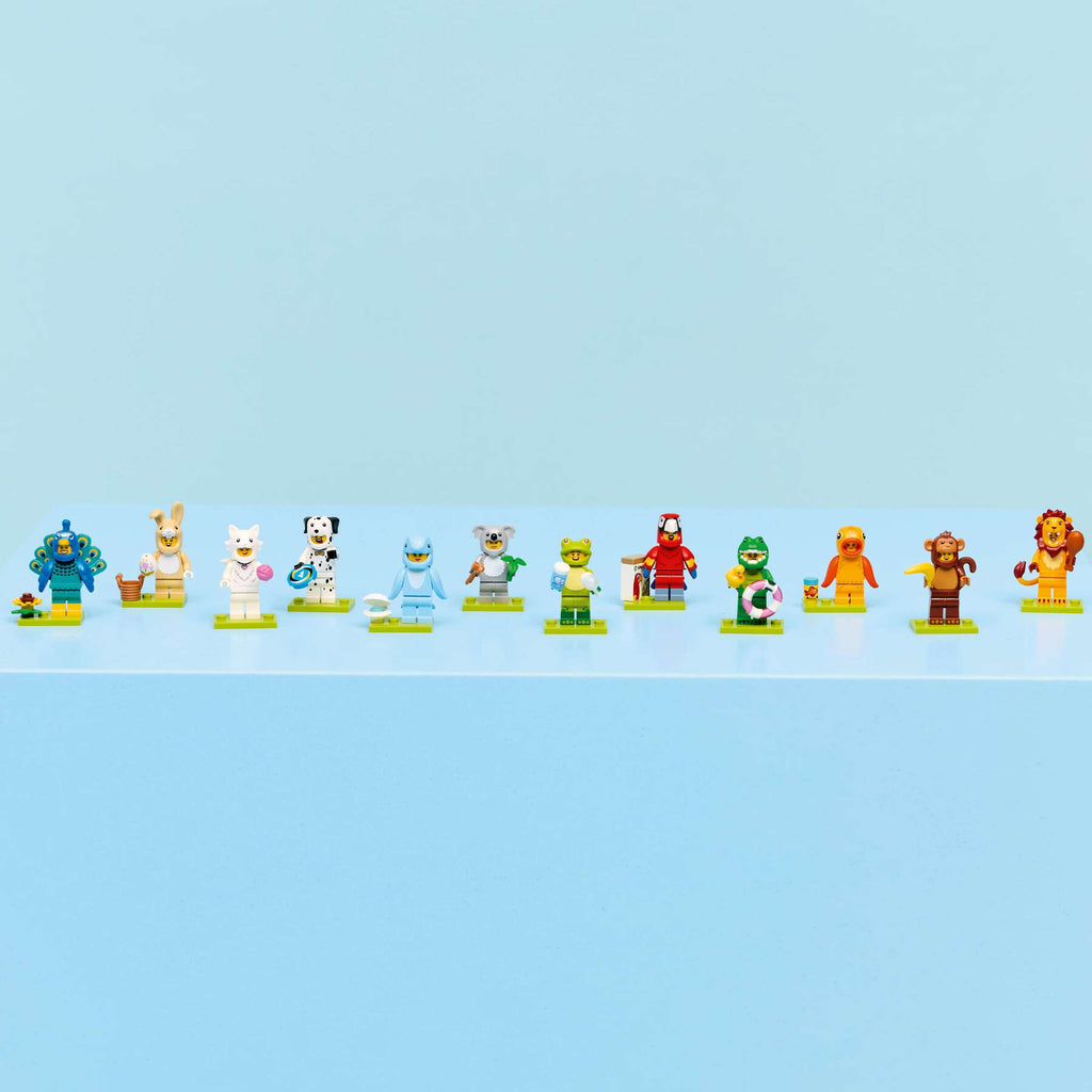 Fila con las 12 minifiguras LEGO Animales Serie 28 sobre sus bases