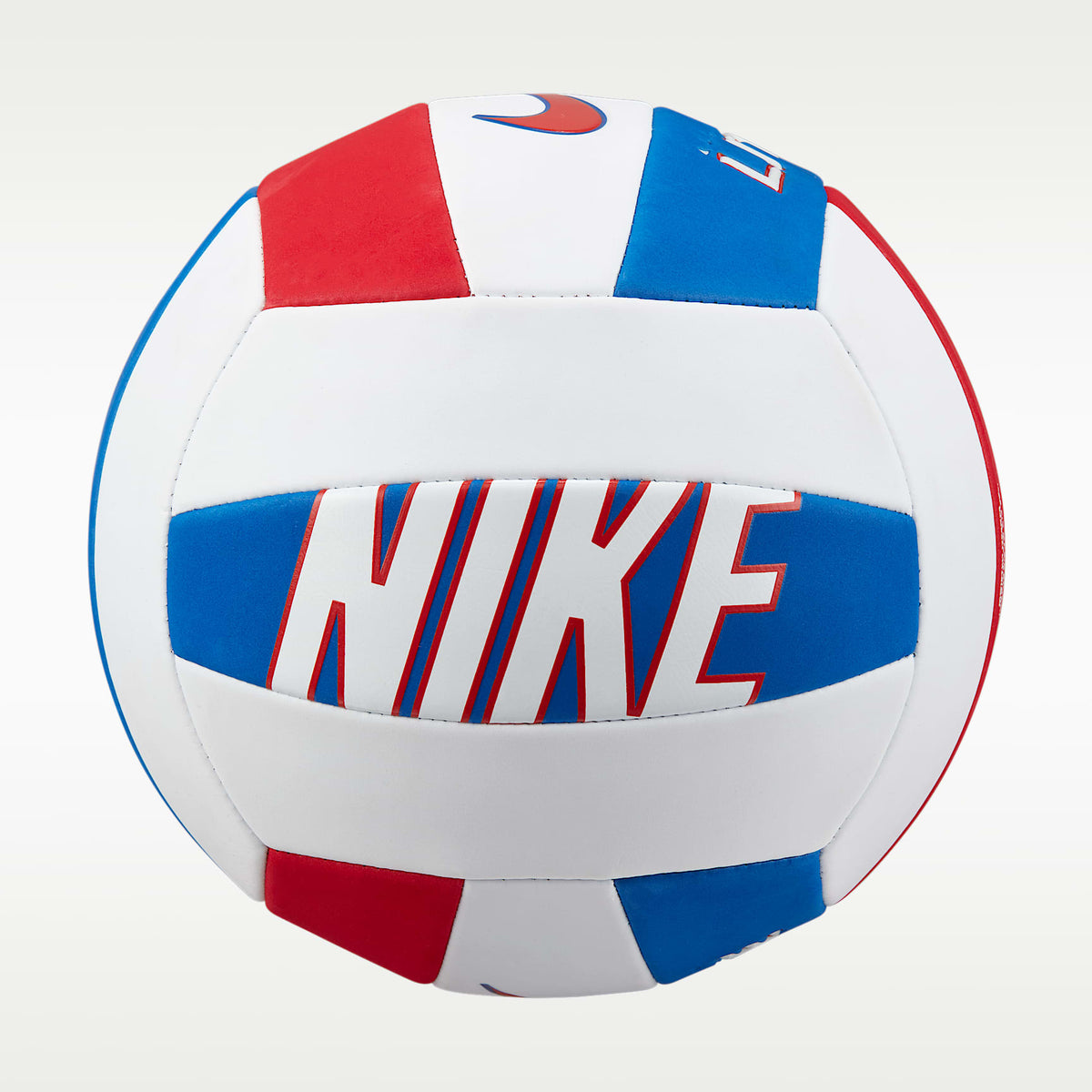 Costado de la pelota de vóleibol con la palabra Nike en letras grandes azules