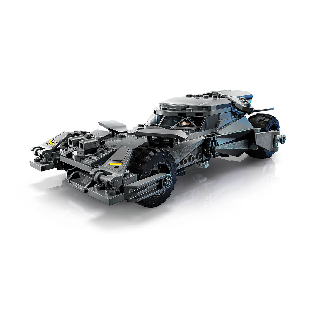 Batimóvil LEGO gris armado con la minifigura de Batman sobre fondo blanco