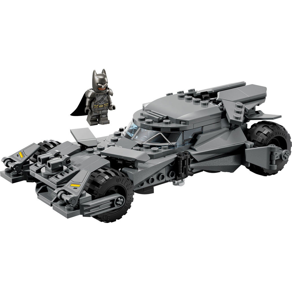 Batimóvil LEGO de Batman v Superman visto en diagonal con cañón delantero