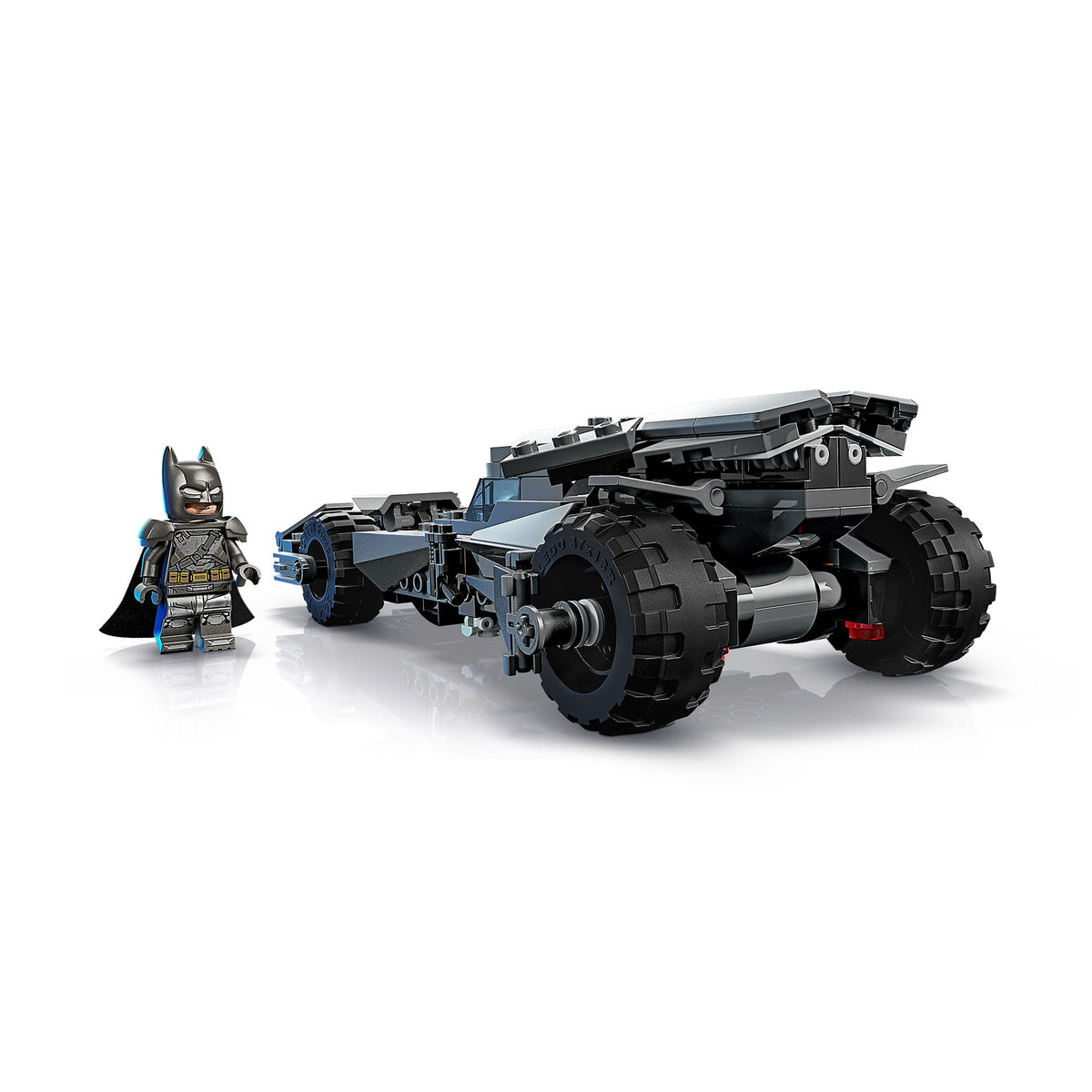 Minifigura de Batman con armadura y capa junto al Batimóvil LEGO