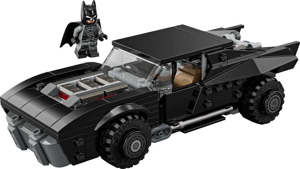 Batimóvil LEGO 76332 armado en negro junto a la minifigura de Batman