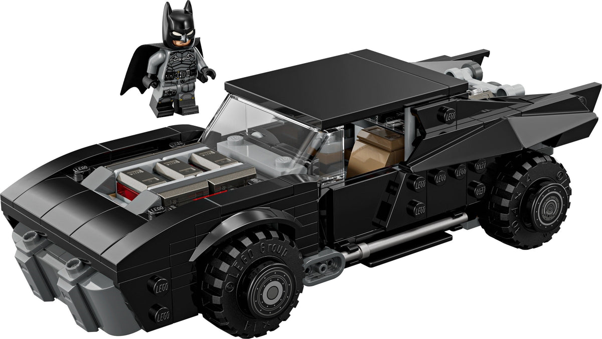 Batimóvil LEGO 76332 armado en negro junto a la minifigura de Batman