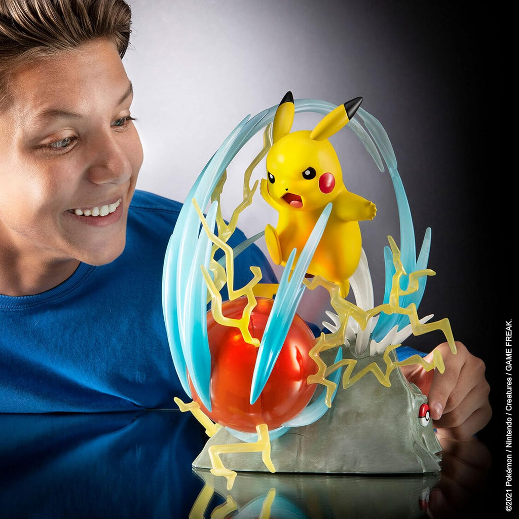 Pokémon Estatua de Colección Deluxe Pikachu 33 cm con Iluminación – vista 2