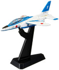 Avión Tomica Premium T-4 Blue Impulse blanco y azul sobre su base negra