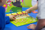 Niños jugando Mr. Wolf poniendo fichas de animales en el tablero