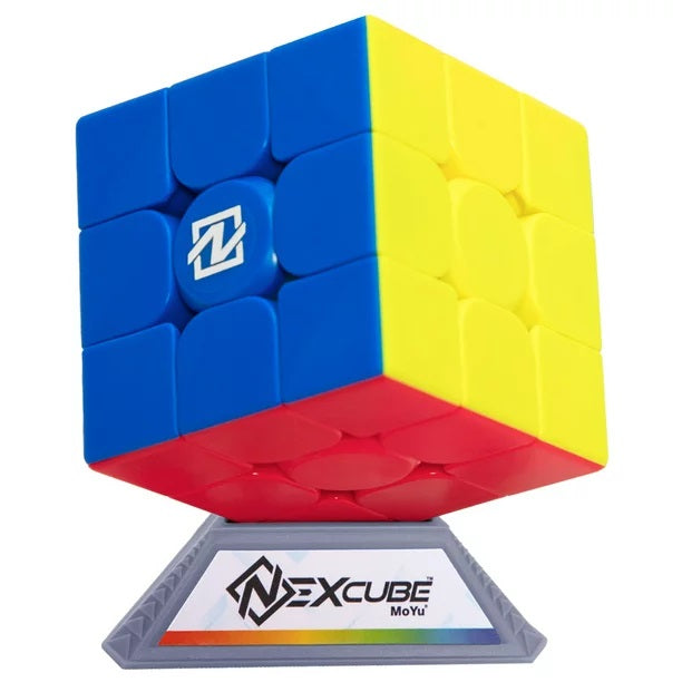 Cubo NexCube 3x3 Classic sobre su base de exhibición