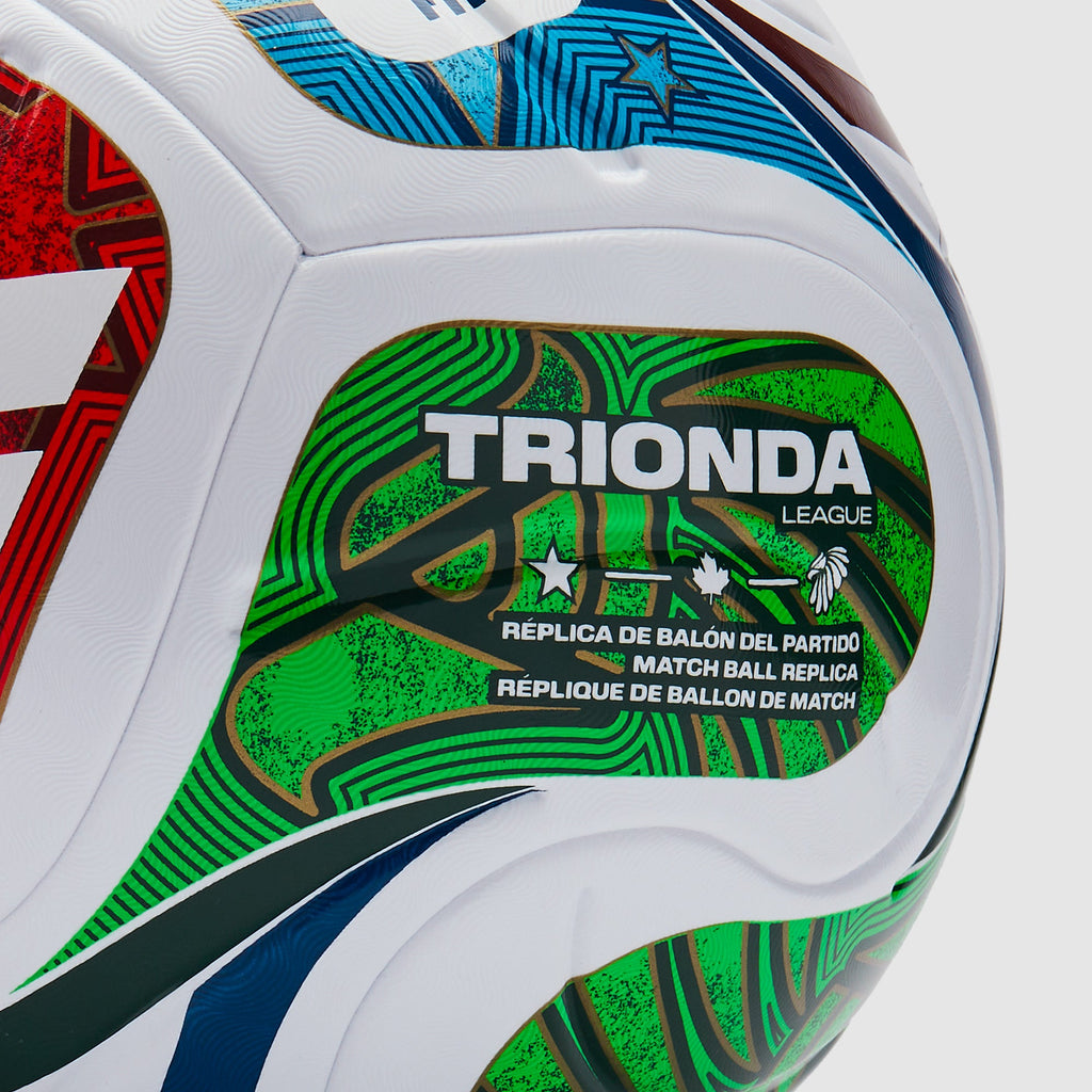 Detalle del panel verde con logo Trionda League réplica del balón del partido