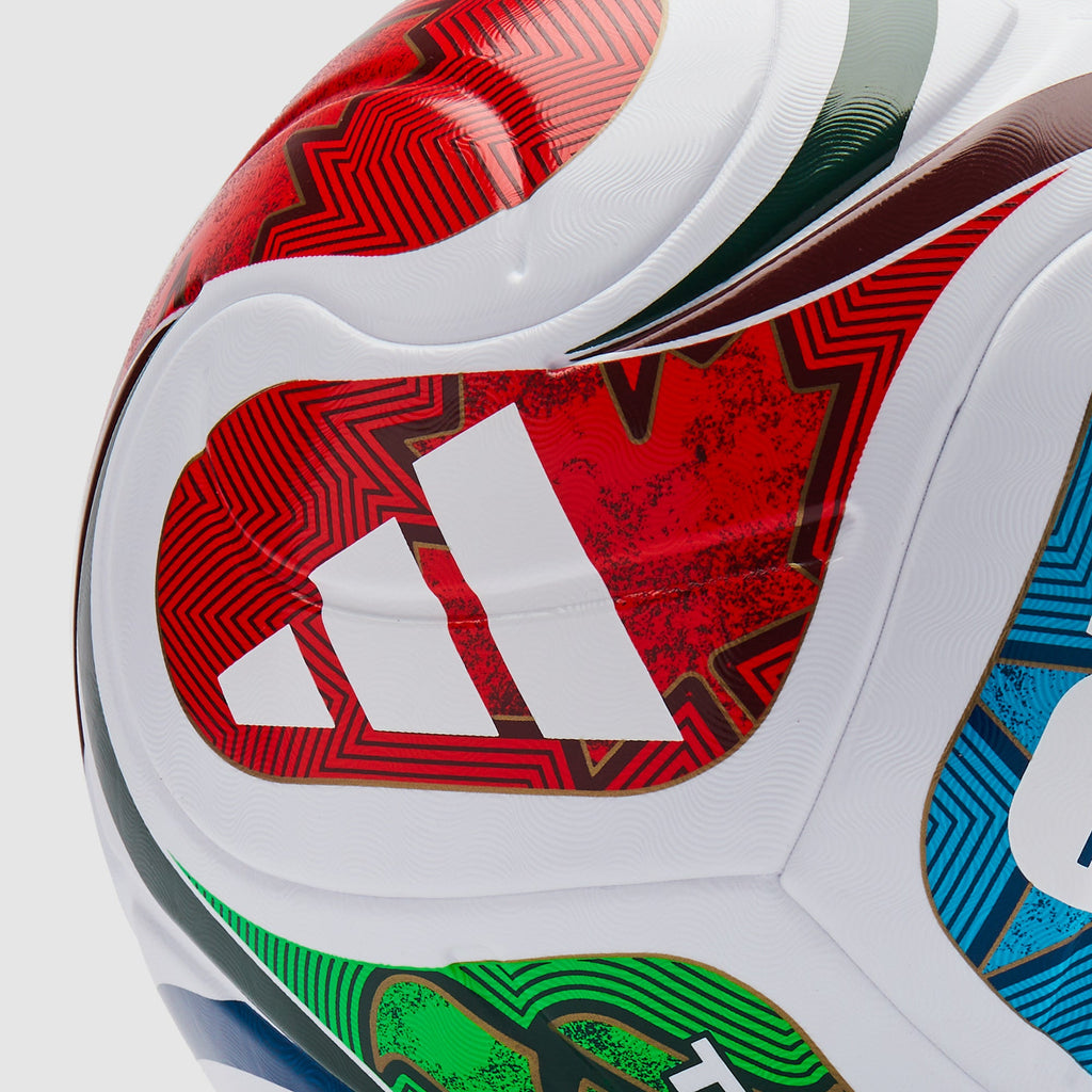 Detalle del panel rojo con logo Adidas en la pelota Trionda