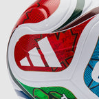 Detalle del panel rojo con logo Adidas en la pelota Trionda