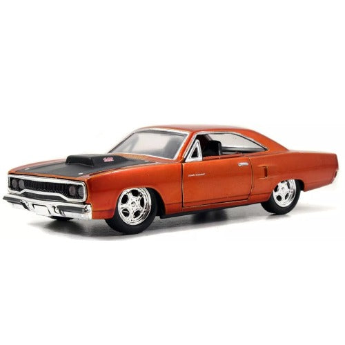 Plymouth Road Runner 1970 Jada 1:32 color cobre con capó negro, vista frontal lateral