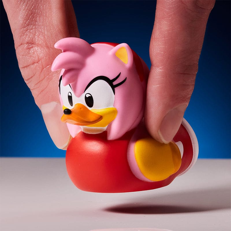 Mano sosteniendo el Mini TUBBZ de Amy Rose para mostrar su tamaño