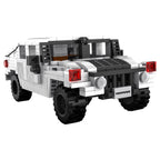 Vista trasera del Humvee CaDA armado con rueda y luces rojas