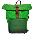 Mochila Minecraft verde pixelada tipo enrollable con hebilla café, vista frontal
