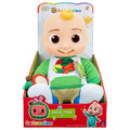 Peluche CoComelon Snack Time JJ en su caja roja con manzana y polera de verduras