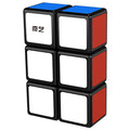 Cubo QiYi 1x2x3 base negra con stickers blancos, azules y rojos sobre fondo blanco