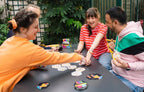 Grupo de amigos jugando Dobble Connect por equipos