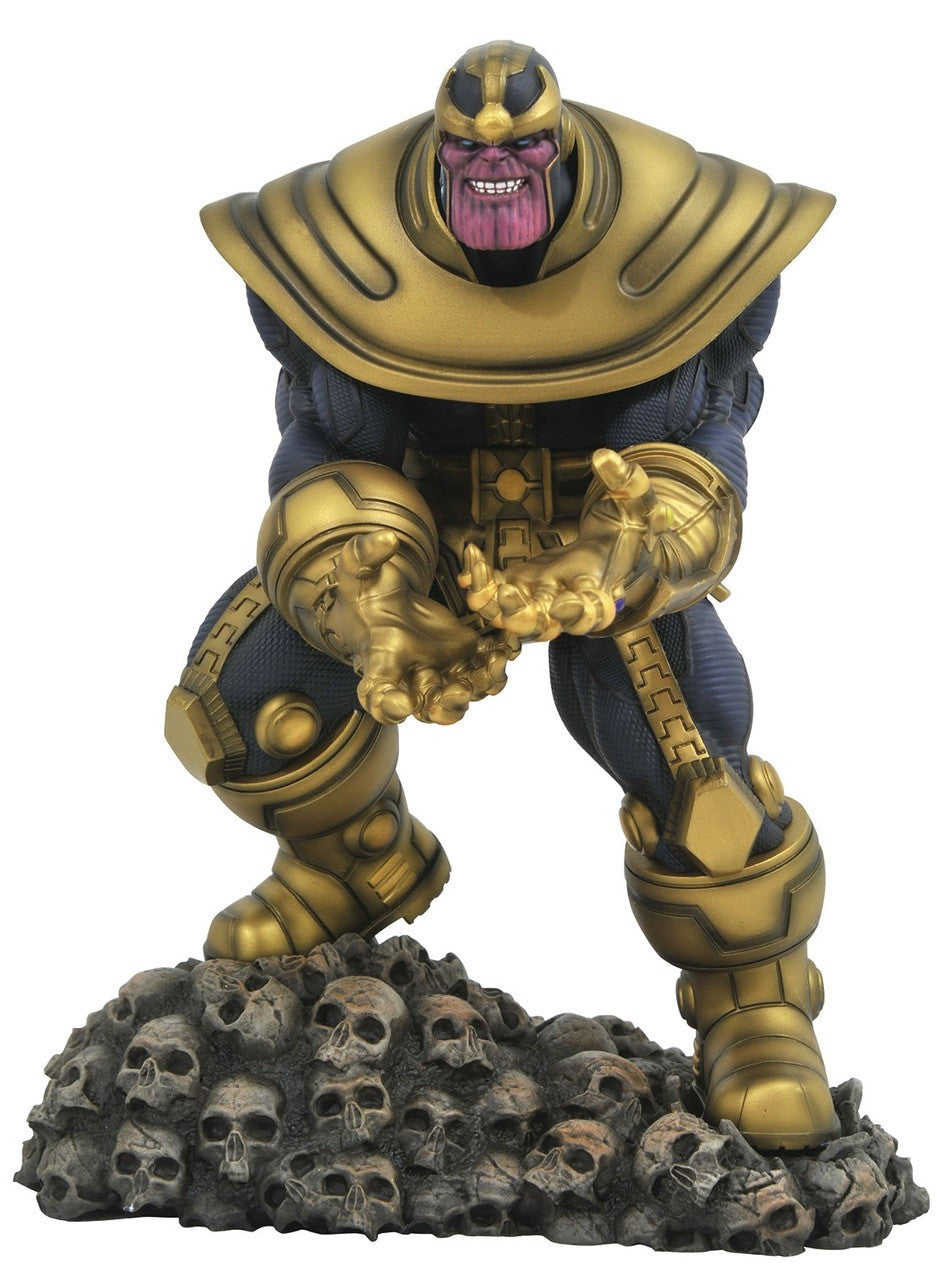 Estatua de Thanos con armadura dorada de pie sobre una base de calaveras
