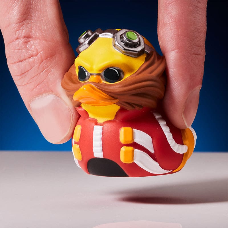 Mano sosteniendo el Mini TUBBZ del Dr. Eggman para mostrar su tamaño