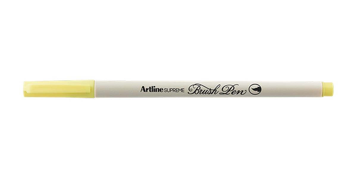 Plumón Artline Supreme Brush Pen color amarillo claro con tapa amarilla y cuerpo crema