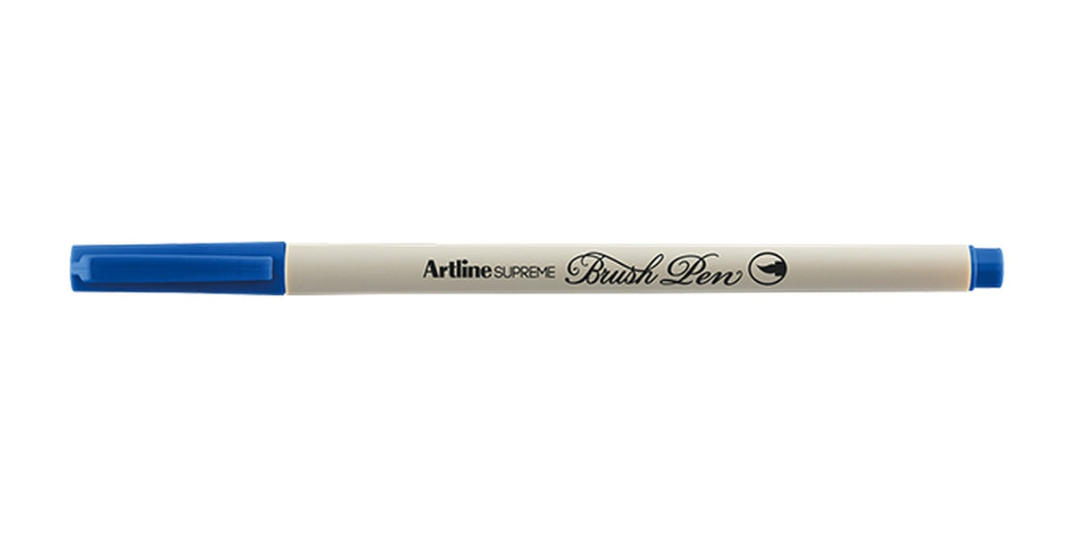 Plumón Artline Supreme Brush Pen color azul con tapa azul y cuerpo crema