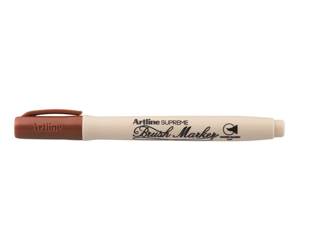 Plumón Artline Supreme Brush Marker café con tapa, vista lateral sobre fondo blanco