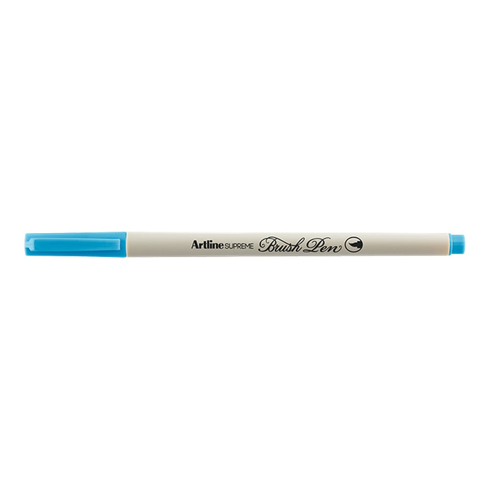 Plumón Artline Supreme Brush Pen color celeste con tapa, vista lateral sobre fondo blanco
