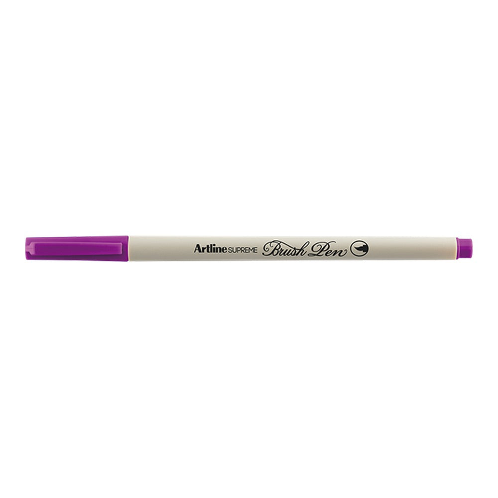 Plumón Artline Supreme Brush Pen color magenta con tapa, vista lateral sobre fondo blanco