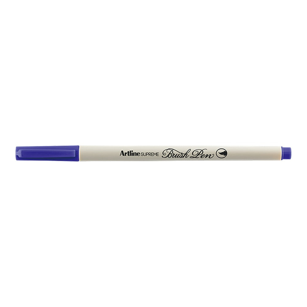 Plumón Artline Supreme Brush Pen color morado con tapa, vista lateral sobre fondo blanco