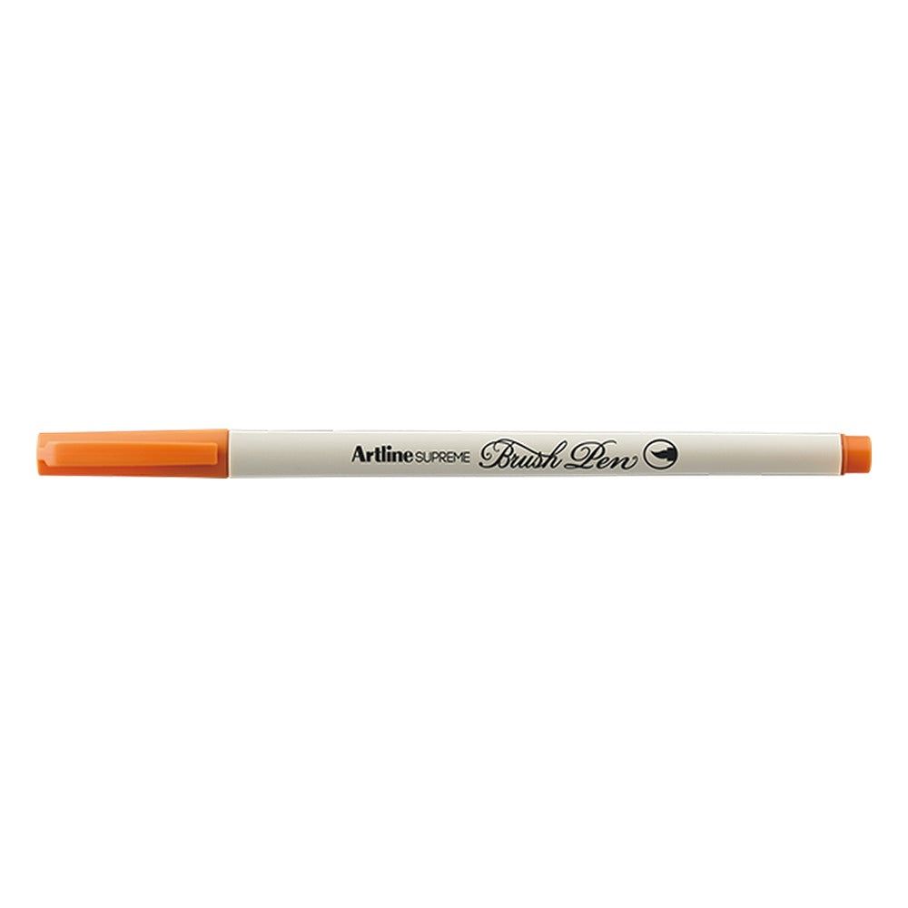 Plumón Artline Supreme Brush Pen color naranjo oscuro, cuerpo crema con tapa y punta pincel naranja