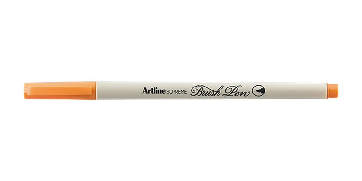 Plumón Artline Supreme Brush Pen color naranjo pálido con tapa naranja y cuerpo crema